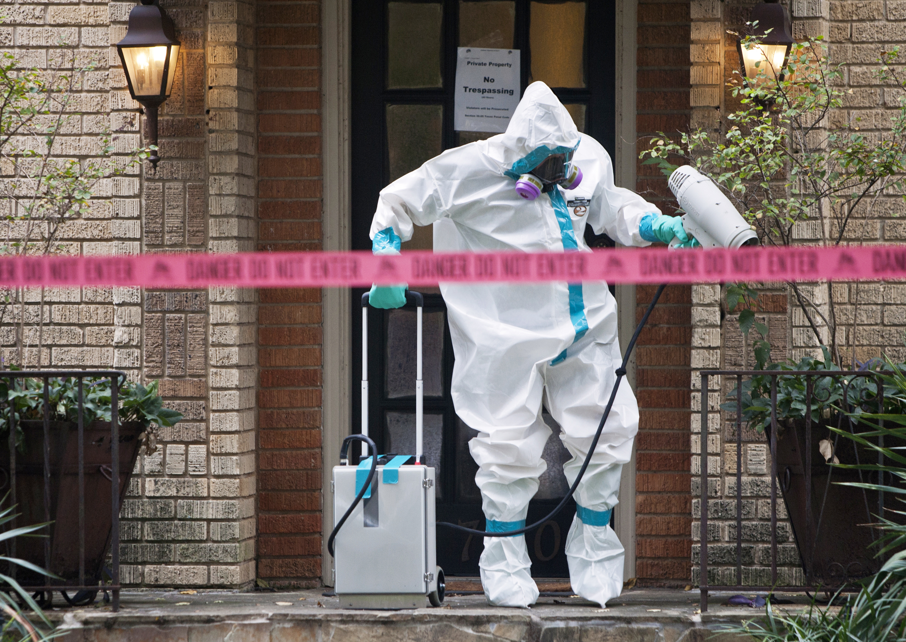 Ebola Quarantines for Health Workers a Bad Idea, Says Fauci