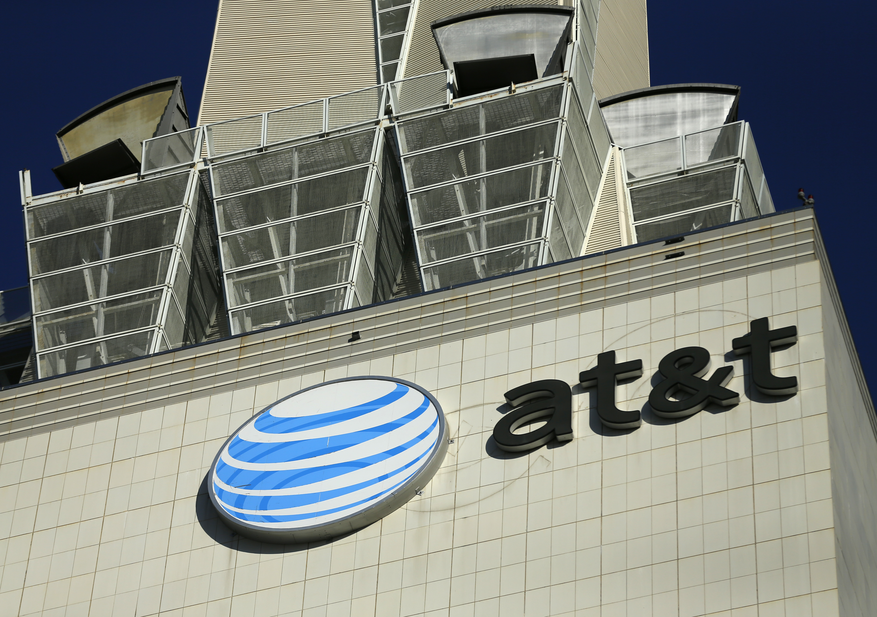 FCC Slaps AT&T with $100 Million Fine for Throttling Internet Users
